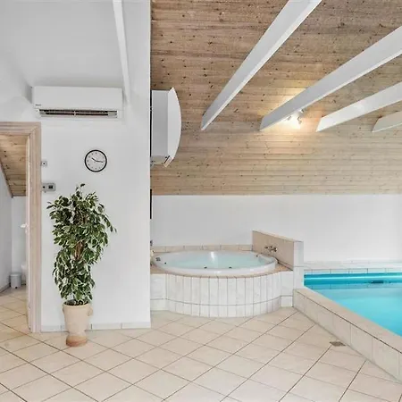 Lovely Waterfront Pool House 12 Persons Ferienhaus