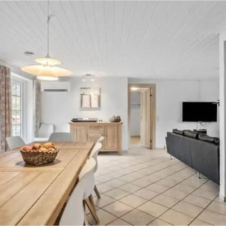 Lovely Waterfront Pool House 12 Persons Ferienhaus *